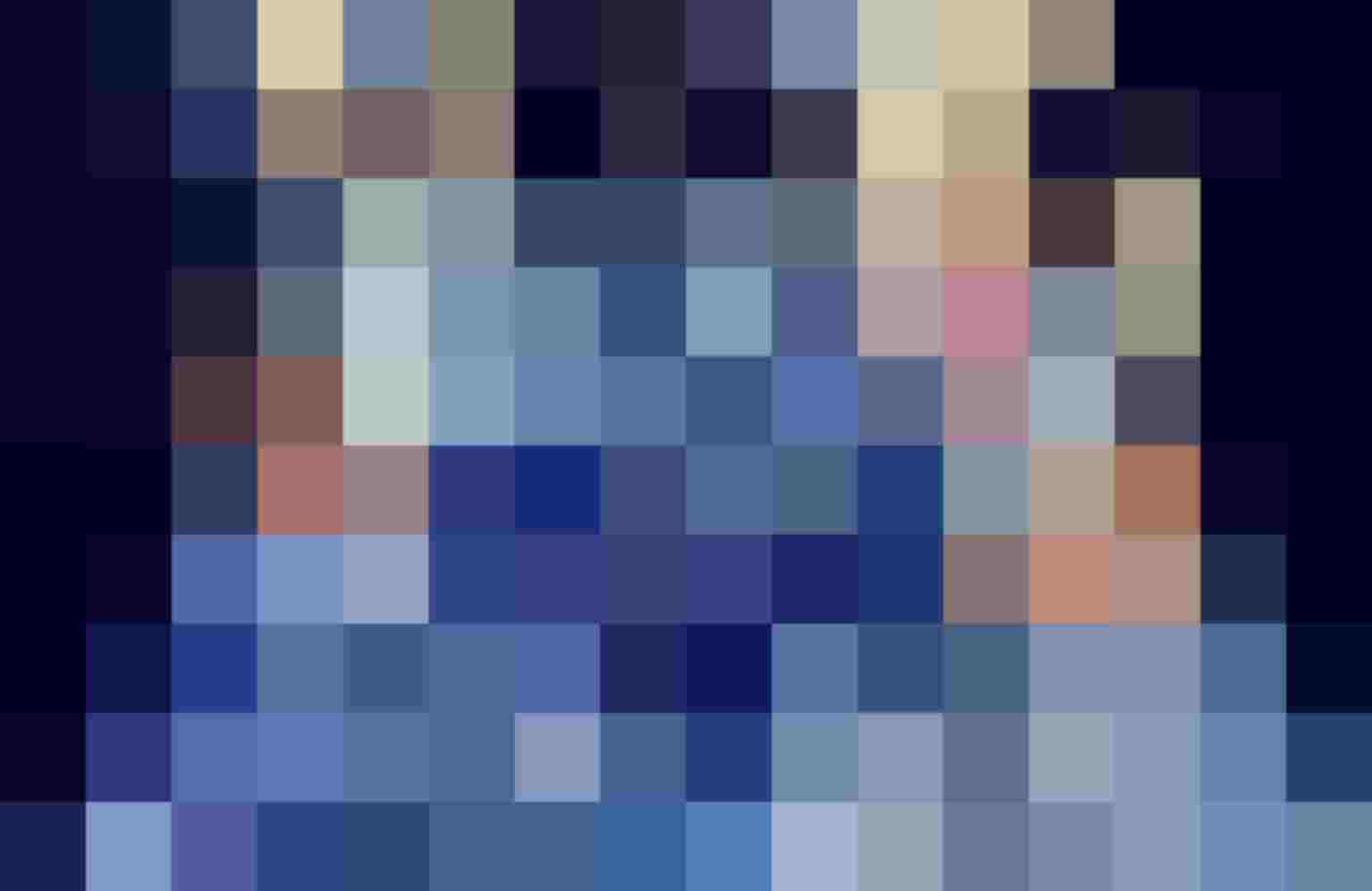 Interaktive digitale Oberfläche mit mehreren Händen, die Grafiken und Daten erkunden.