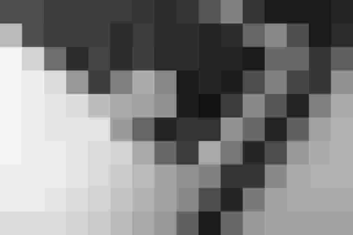 Stoppuhr und Schlüssel auf einer Laptop-Tastatur, symbolisieren effizientes Zeitmanagement.
