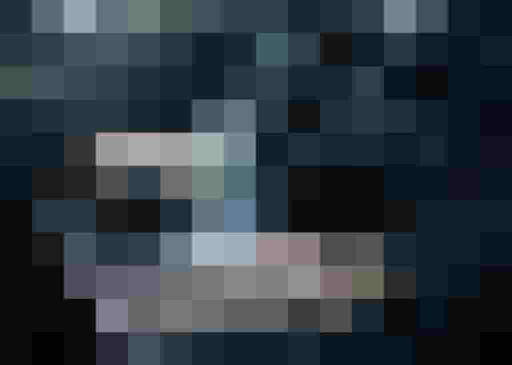 Hände tippen auf einem Laptop, umgeben von digitalen Schutzsymbolen und Datenvisualisierungen.