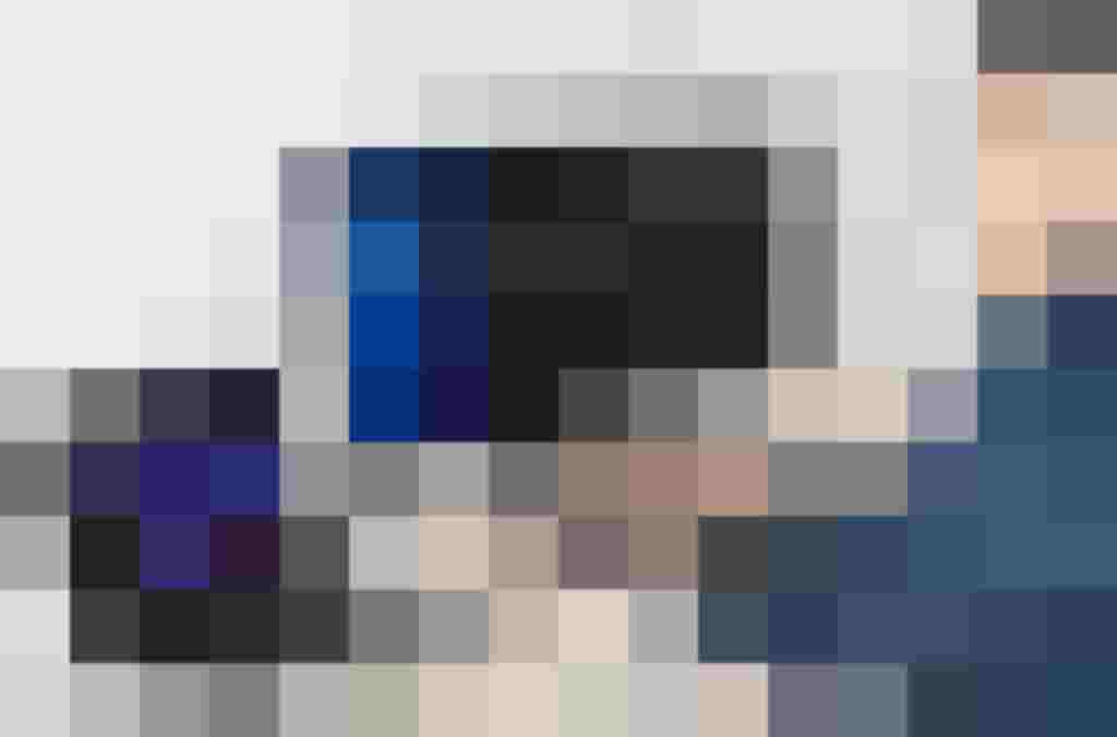 Person am Computer arbeitet mit KI-Anwendung für Textgenerierung und -gestaltung.