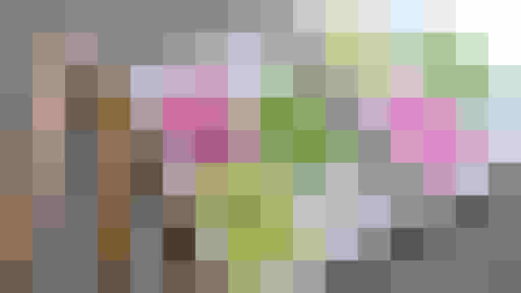 Notizen mit Webdesign-Entwürfen auf einem offenen Notizbuch und einem Bleistift daneben.