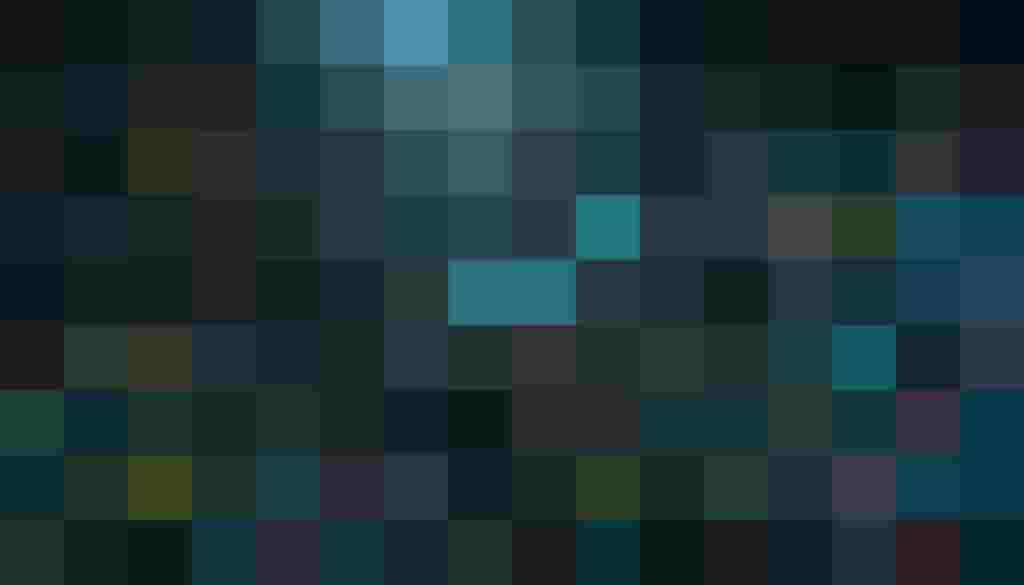 Bunte Codezeilen auf schwarzem Hintergrund, symbolisieren digitale Strategien und Kreativität.