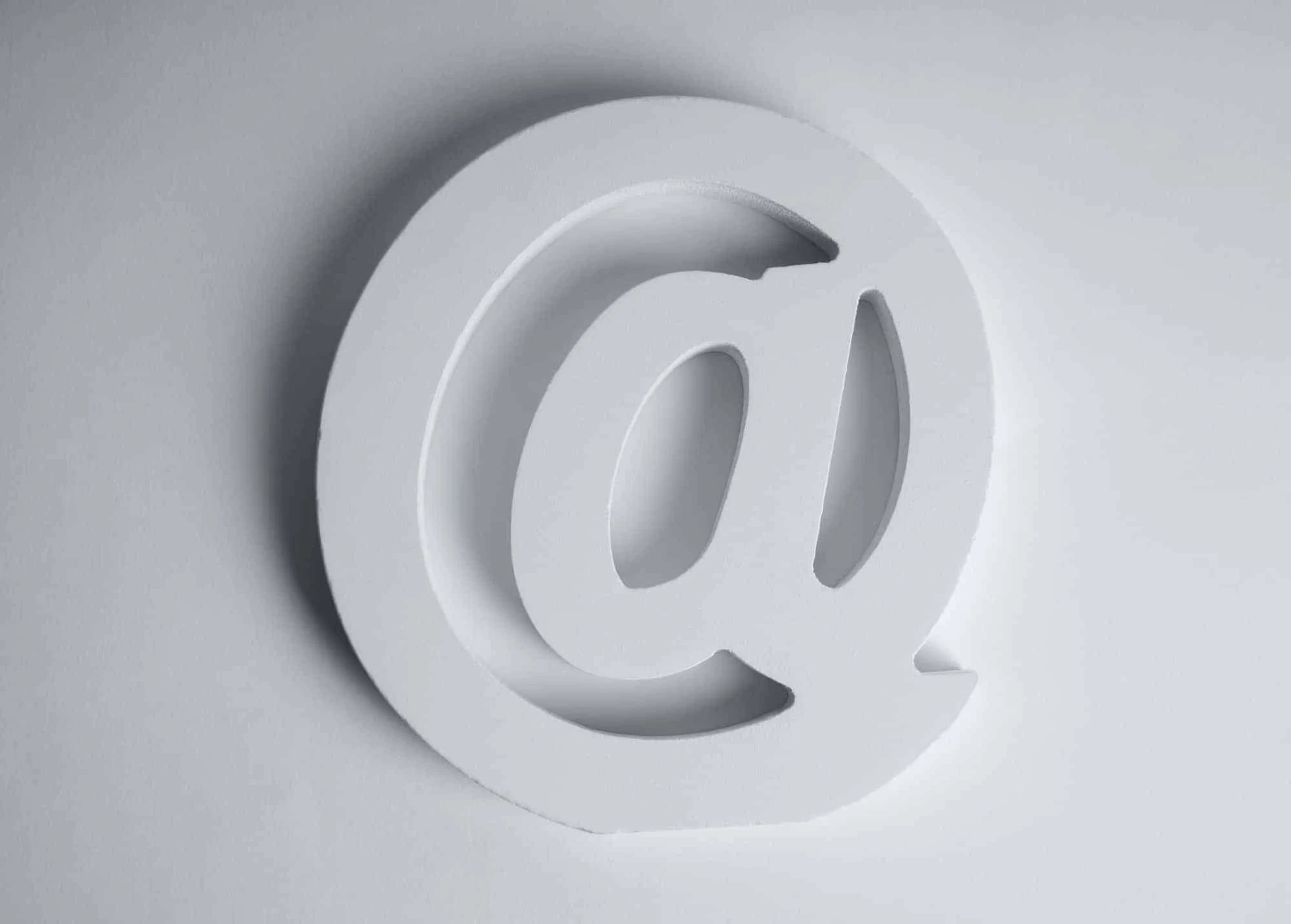 E-Mail-Symbol, blaues At-Zeichen, digitales Marketing, Online-Kommunikation, pinzweb Werbeagentur