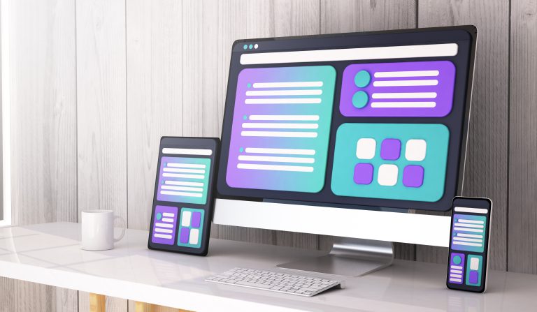 Responsive Webdesign auf Monitor Tablet und Smartphone in modernem Büro mit Holzoptik