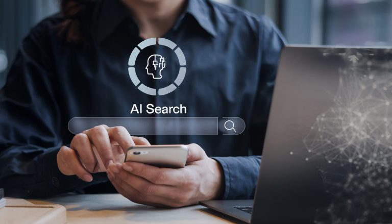 Person nutzt Smartphone mit AI Search Symbol